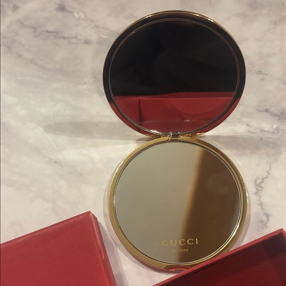 GUCCI PARFUMS GOLD DUAL COMPACT MIRROR
NIB - Picture 2 of 3
